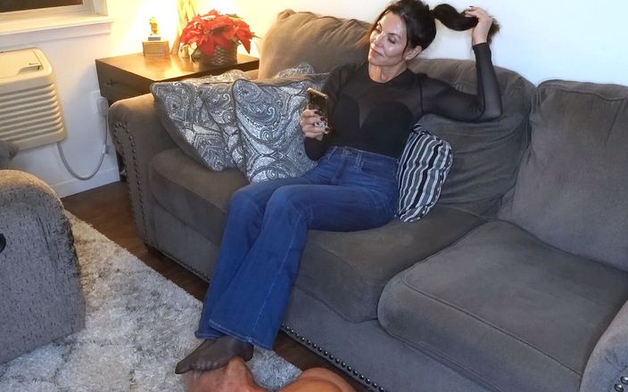 Goddess zephy: Footstool en nylon après une longue journée !