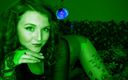 Haylee Love: Poison Ivy Robin&amp;#039;i kölesi yapıyor