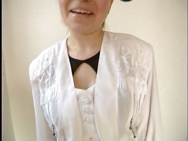 Lucky Cooch: Blond dam som ger en intervju