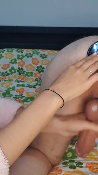 Дівчина трахає чоловіка в дупу величезною чорною анальною пробкою, роблячи швидку мастурбацію