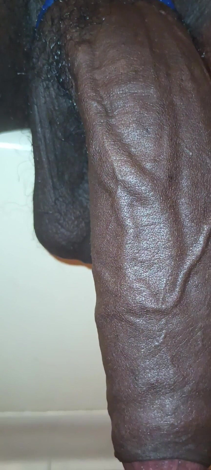 Chocolate Meat Stick: Büyük siyah sünnetsiz yarak akıllı yarak halkasını okşuyor