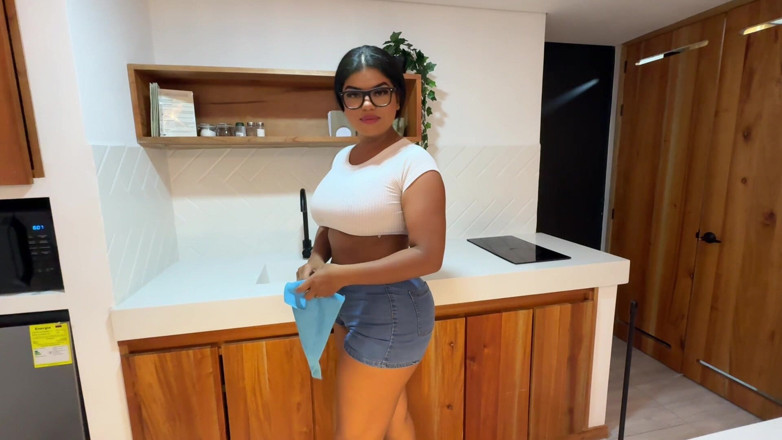 Rosxy Gutierrez: Service Employee Gets Fucked Without a Condom
