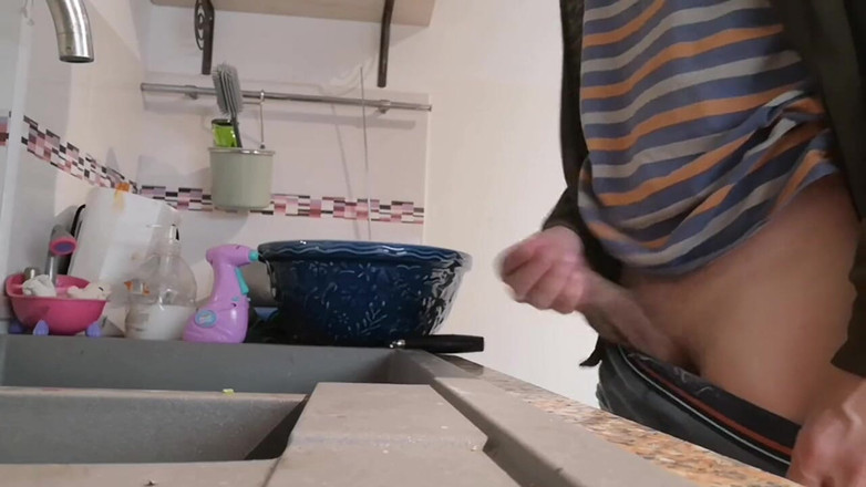 Rafael Torreano: किचन सिंक में लंड मरोड़ना, वीर्य निकालना और मूतना