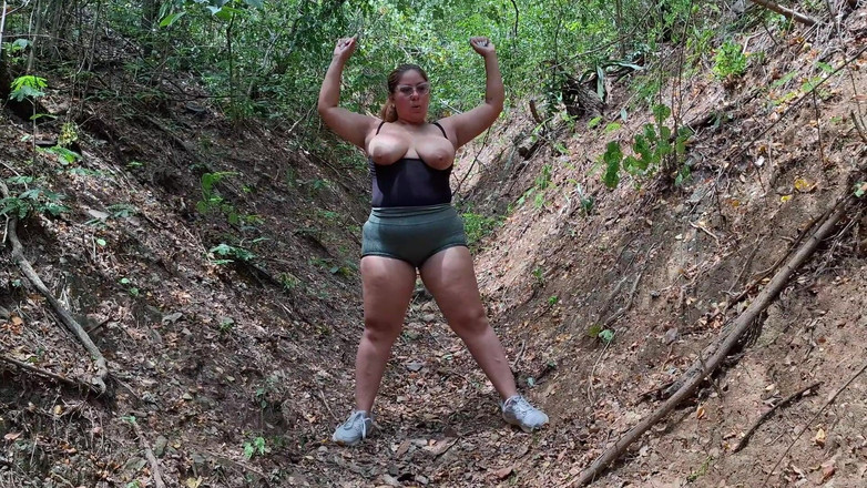 SugarPose: Une BBW Latina Fait De L’exercice Dehors Avec Ses Seins