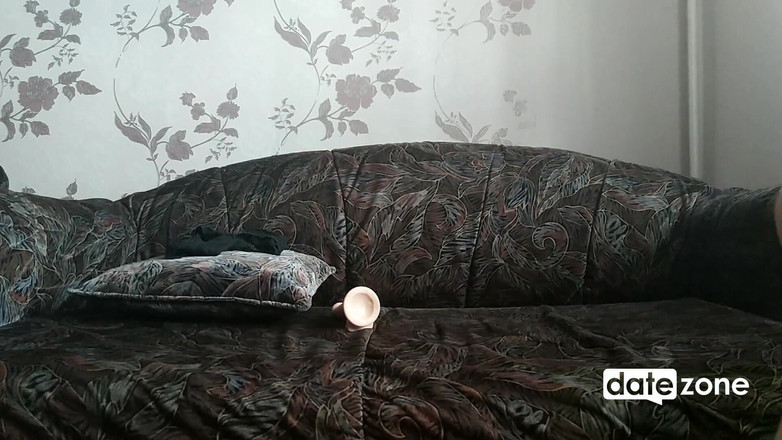 Datezone: メガネをかけた可愛い女がオーガズムを感じ、クリトリスをこすり、偽のチンポを彼女のマンコに保持します