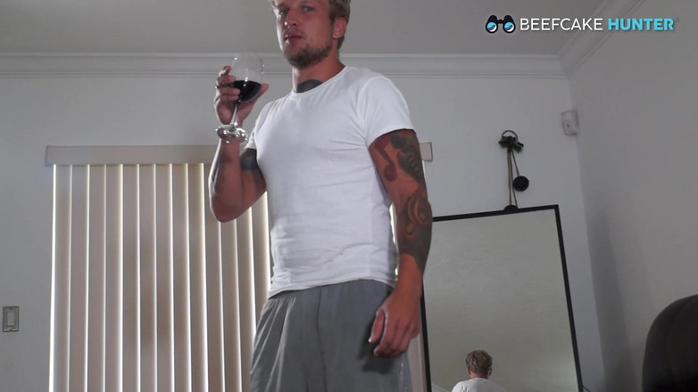 Beefcake Hunter: Ben își fute pizda primului bărbat