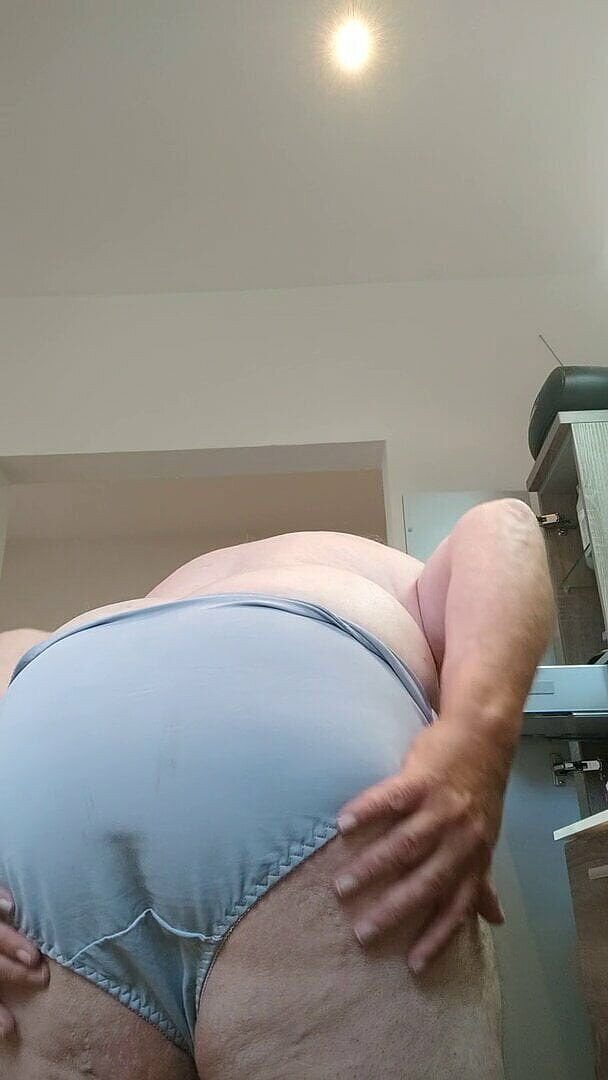 Karlchengeil: Raser la bite et présenter à ma femme la culotte la...