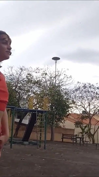Pisse et pipe sur une place en plein air
