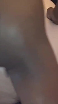 큰 소리로 신음하는 오르가즘을 느끼는 흑인 대물 자지
