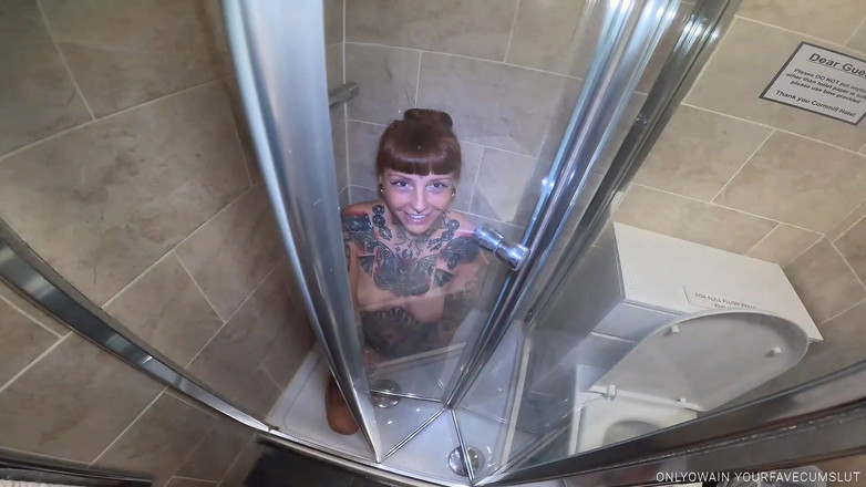 Yourfavecumslut: おしっこで空腹の売女がトイレとして使われる