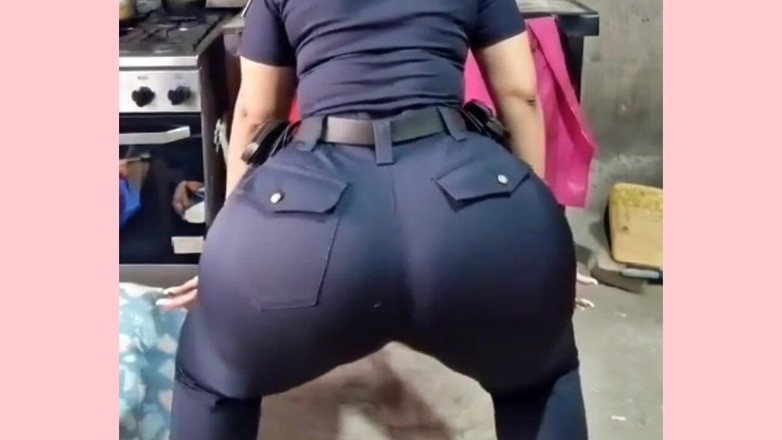 Xprohibidox1: Pantat besar dalam pakaian merah jambu menggerakkannya