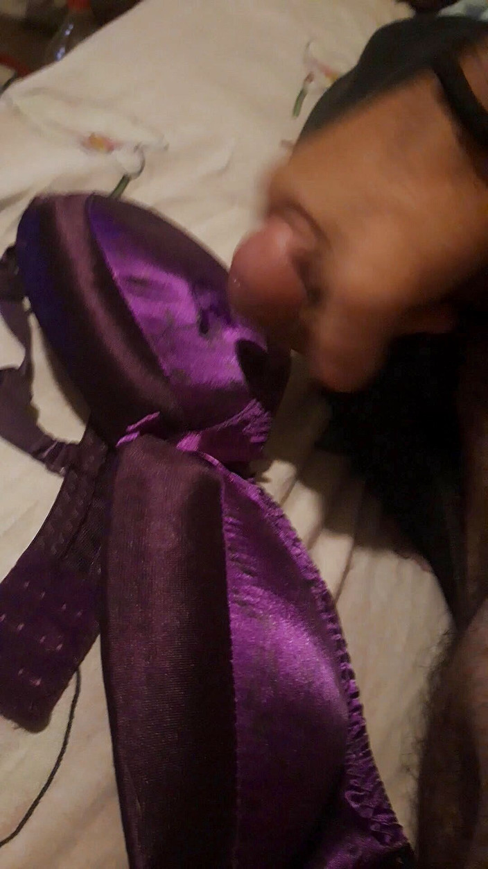 SingerMask: Wytrysk na stanik żony