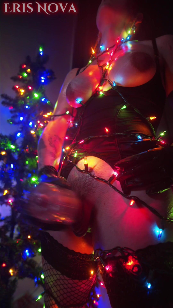 Eris Nova: エリス・ノヴァがクリスマスライトに包まれて自慰