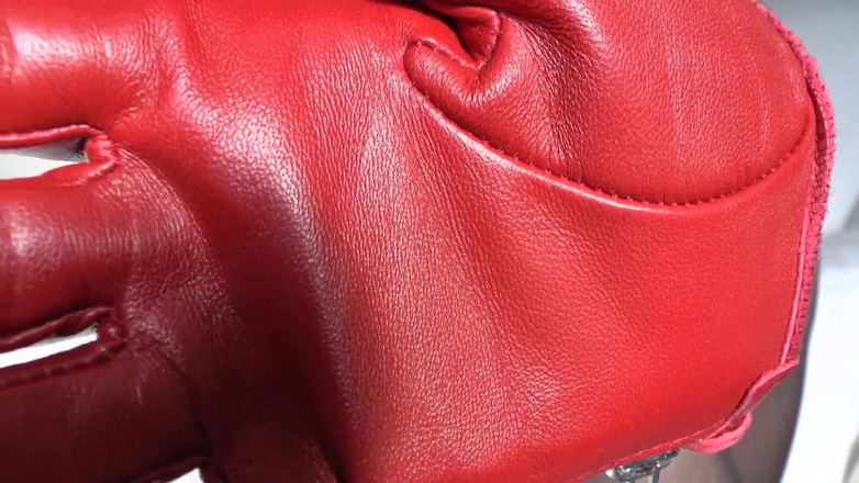 Lady Victoria Valente: Đánh hơi mãnh liệt trên găng tay da màu đỏ của...