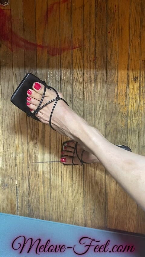 Naelor: Sexy asijské malé nohy s červenou toe hřebíkem v botách s...