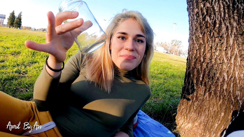 April BigAss: Bebendo mijo na rua risco real