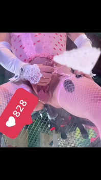 Waria pakai stoking merah muda lagi asik ngentot dildo ukuran kontol pria kulit hitam di dinding