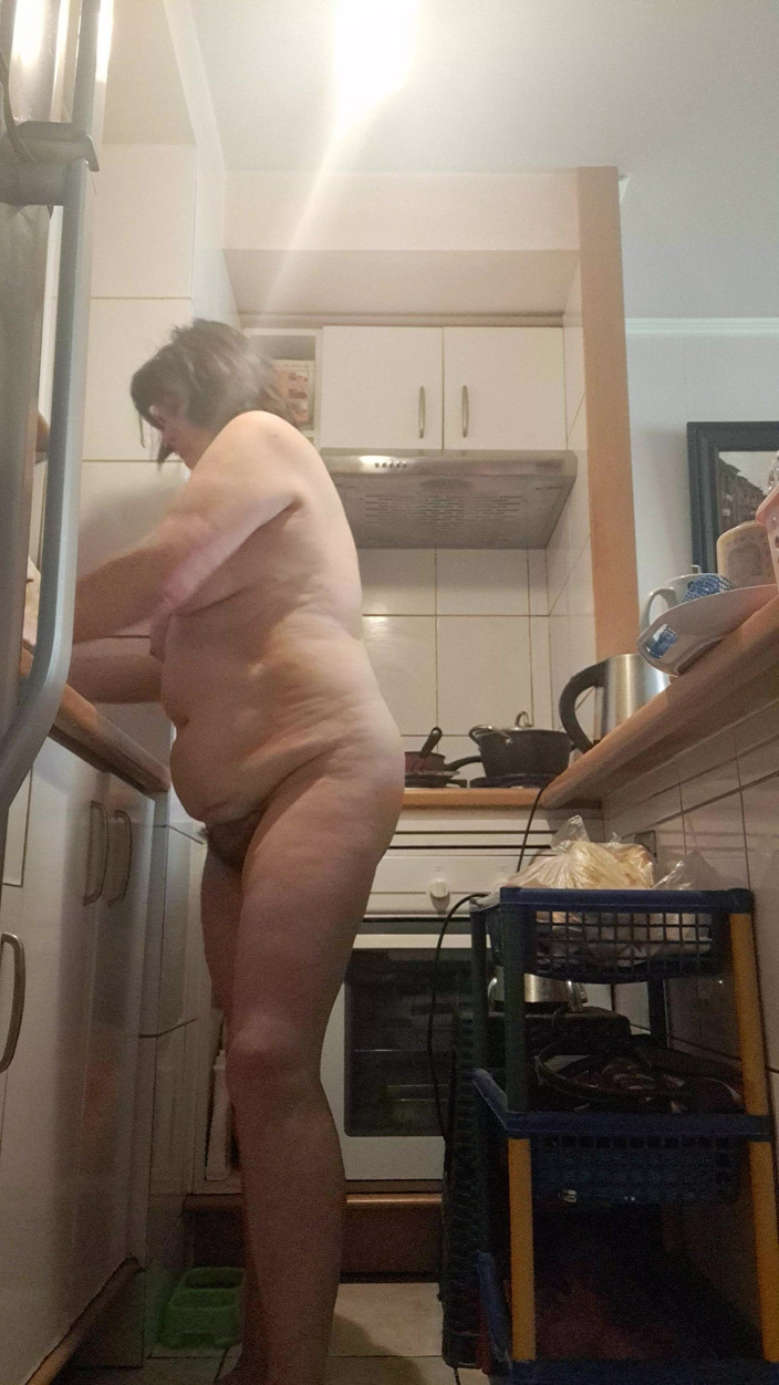 Mommy big hairy pussy: Dans la cuisine, mille nettoyages