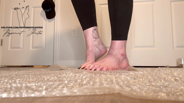 Peppermint Giantess: Bubble wrap popping bohyně velikosti 16 stop