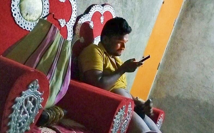 Xtremee: 印度德西农村男孩看色情片和午夜自慰大厨师