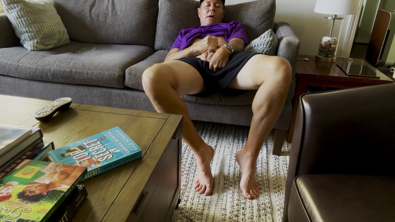 Barefoot Blake: ソファでオナニーする