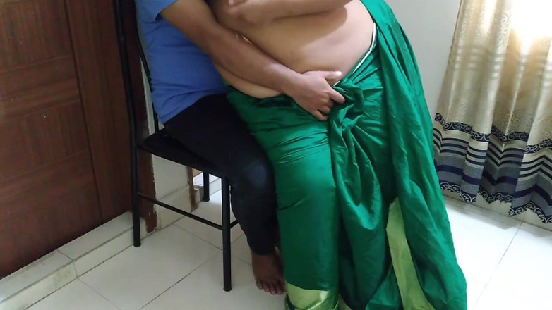 Aria Mia: Indische Desi hete stiefmoeder neukt vriend stiefzoon omdat ze een 18-jarige...