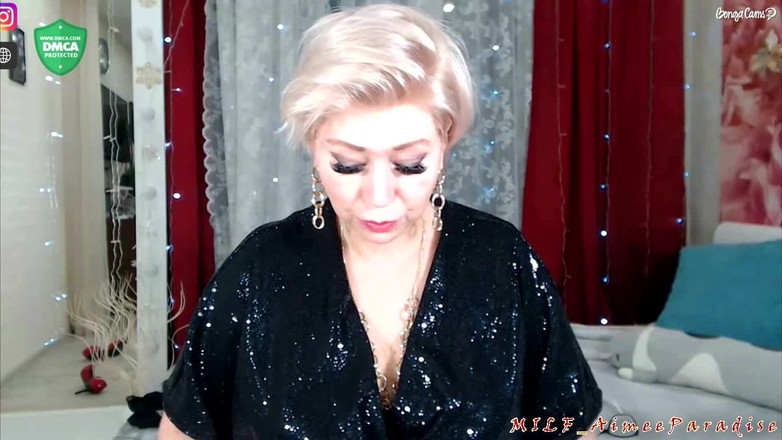 AimeeParadise: Eine gerissene reife schlampe aimeeparadise macht ein selfie-porno-fotoet... ))