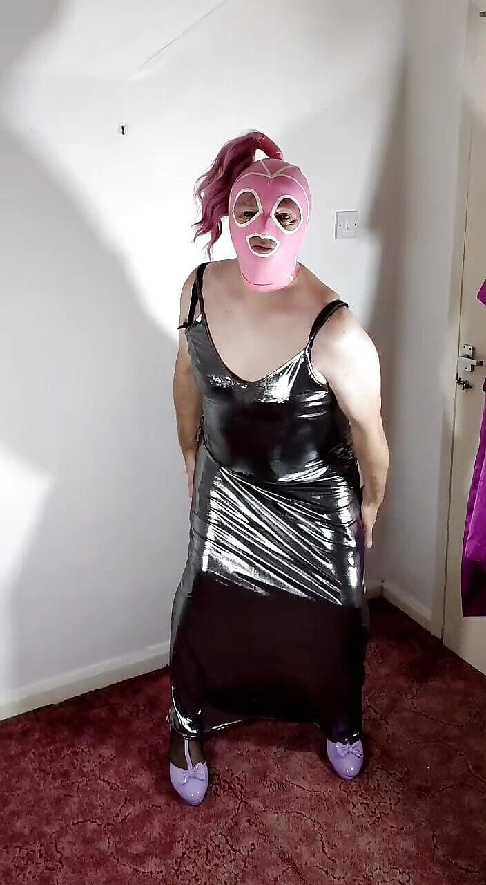 Nottstvslut: Uk TV slampa Nottstvslut i glänsande silver ballgown. Latex med...