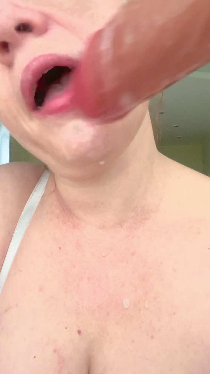 VikkiGeorgia: लंड चुसाई क्लोज-अप (नकल)