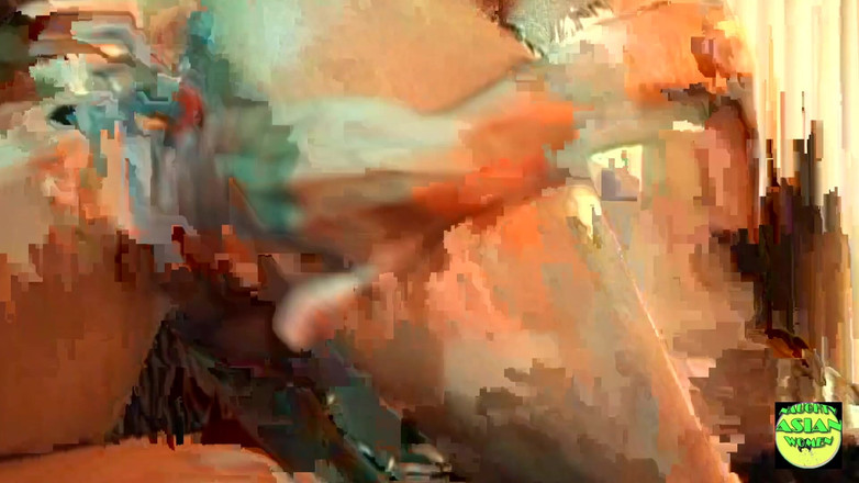 Naughty Asian Women: 침대에서 레즈를 즐기는 시오후키 금발 천사와 아시아 갈색 머리