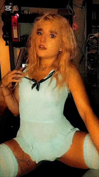 Blond dziwka tańczy