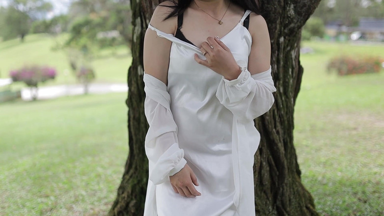 deafheaven666: Moje první veřejné video, masturbace v mých bílých saténových šatech