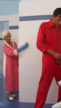 Stará žena si to vezme do zadku v koupelně