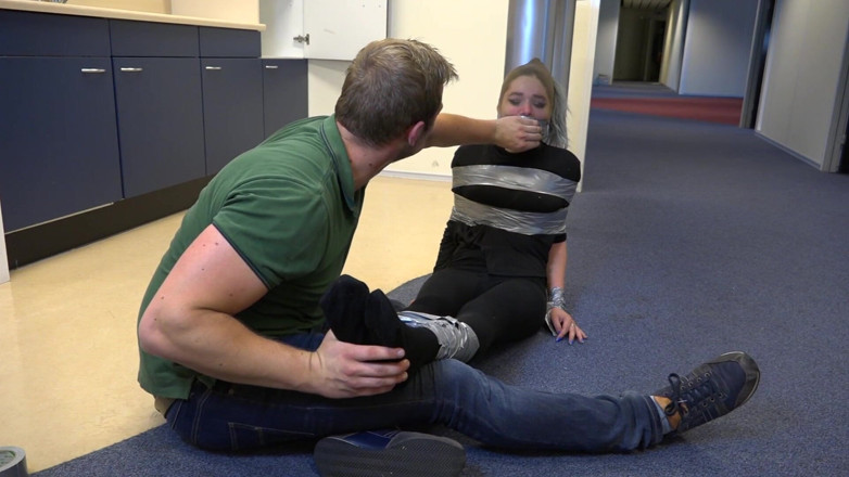 Restricting Ropes: Hembra crook atrapada y cosquillas