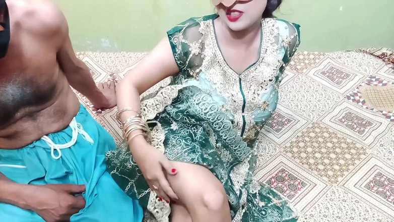 MehwishButt: Hausdiener fickte seine frau und steckte großen schwanz in den...