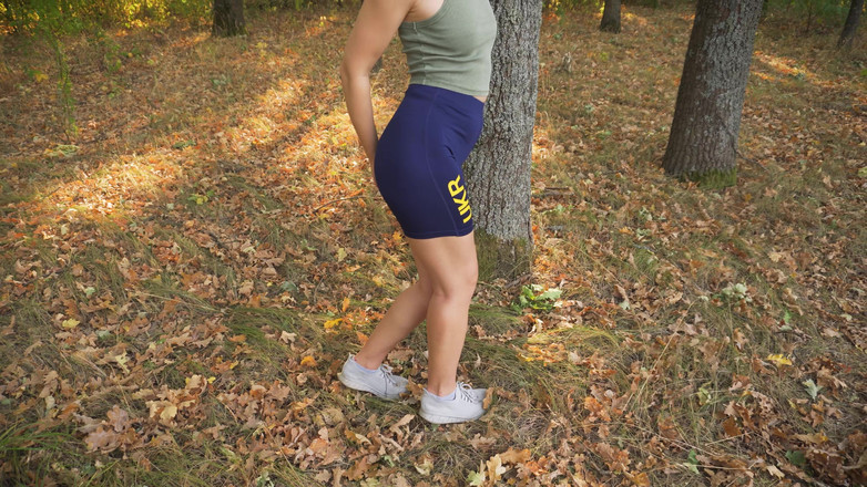 Teasecombo 4K: Yoga şortlu külot çizgisi açık havada azdırıyor