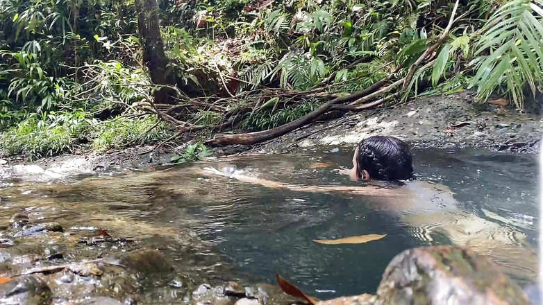 MiaSaintLove: 川で継娘を撮影