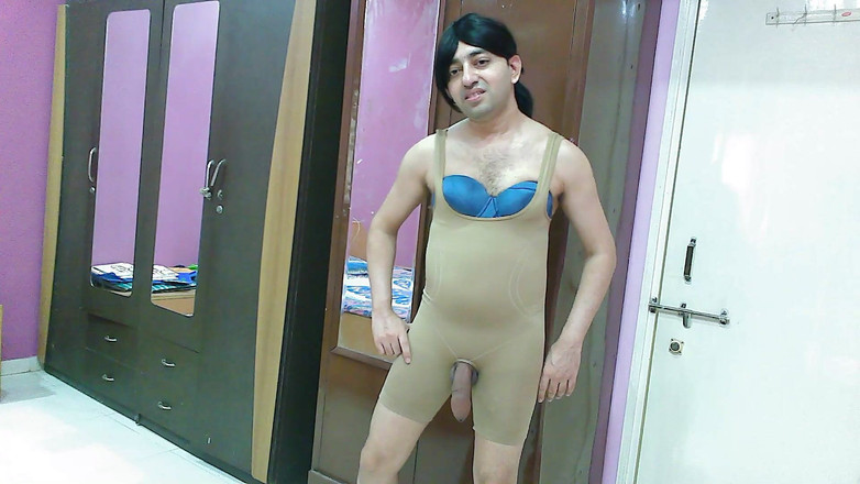 Cute & Nude Crossdresser: Dolce sissy travestito Sweet Lecca-lecca in una biancheria nuda con...