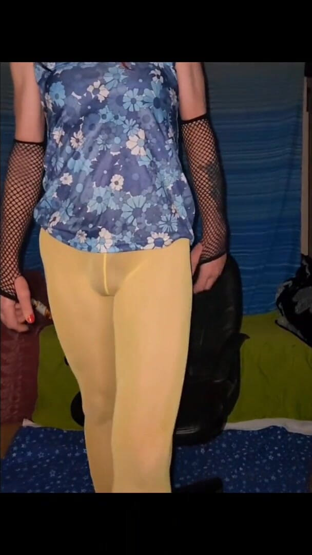 Lizzaali: Another clip i did in my yellow tights