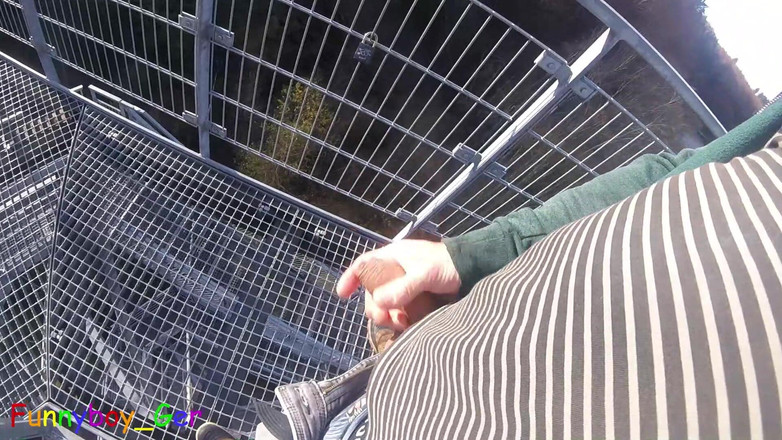 Funnyboy-Ger: 川沿いのとても人目公開の展望塔で、包皮の手入れをしています。