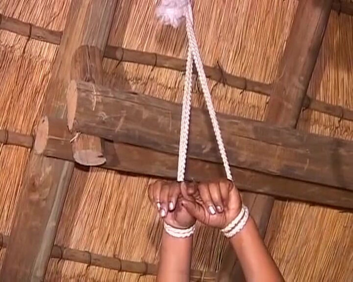 Enjoy German porn: Olgun zenci Alman kaltak bağlı ve dildoyla sikiliyor