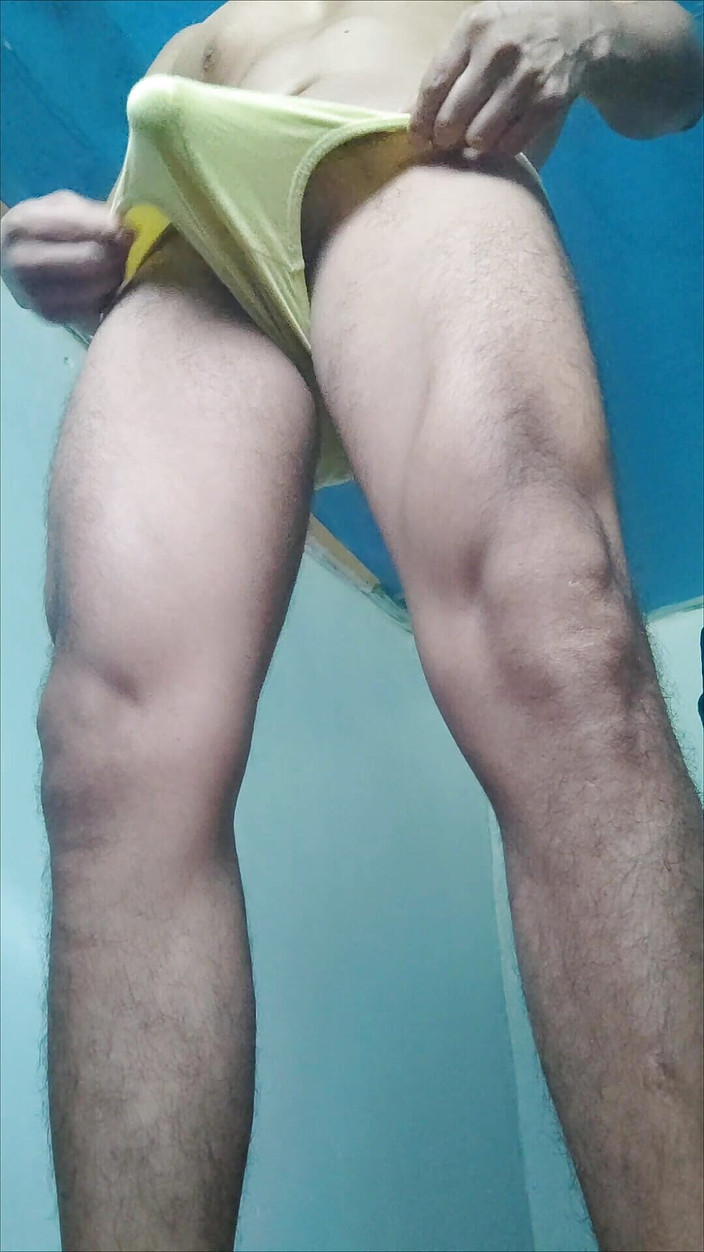 Hornyboy2058: 私は自分の巨大な膨らみを弄び、それから激しく絶頂します