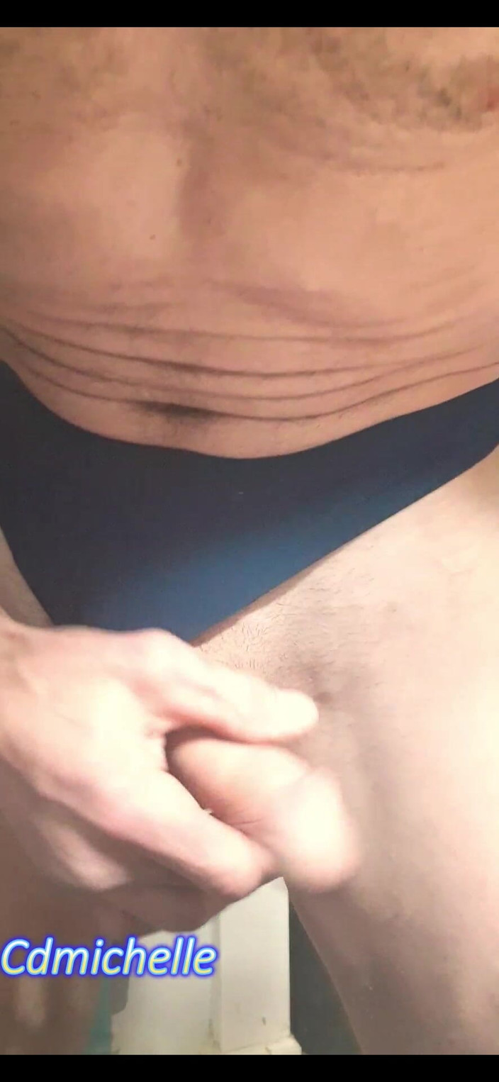 Crossdressers Cd Michelle wearing sexy lingerie: Travesti Michelle çamaşır odasında yatarken bir çift üvey kız külot buldu