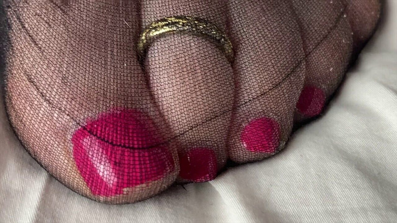 Mr MF: Frau reife füße erlaubt ihrem fußjungen, ihre zehen zu massieren...