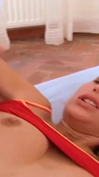 Gagica blondă are parte de sex anal profund și futai în pizdă de la un bărbat experimentat cu pulă tare