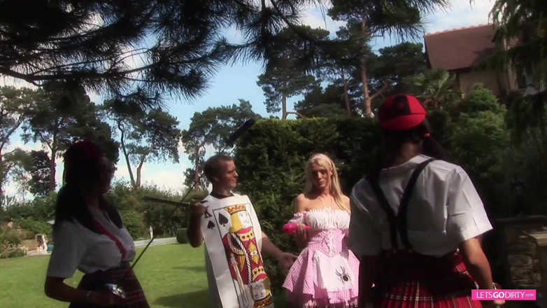 Onlyvids: Kongkek cosplay pesta seks dengan si jalang blonde dan si...