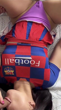 Majoretă sexy cu un cur mare fute două pule