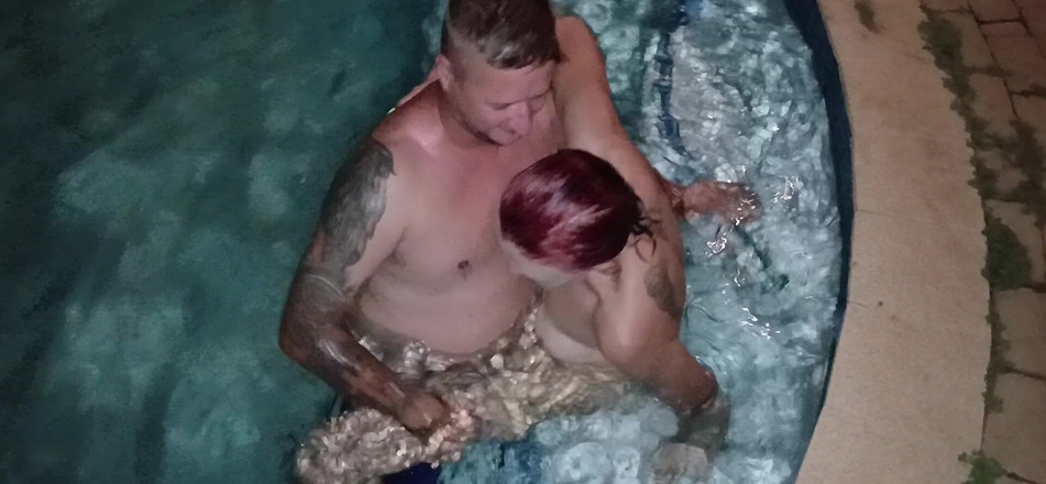 Bigjoefuckalott: Sexo en la piscina con mi hermanastra y mi amigo