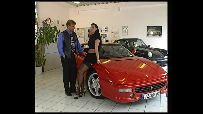 German Porn: Brünette Hottie Reitet Schwanz Im Autoshop Mit Sperma Im Mund