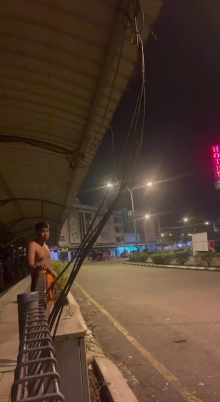 Nenasexhibb: 夜间在公共巴士站赤身裸体